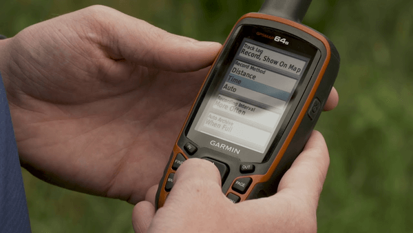 Để bật GPS bạn cần truy cập vào menu cài đặt trên máy Garmin