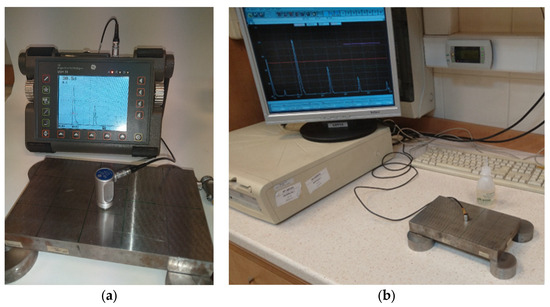 Máy đo độ cứng để bàn có kích thước lớn hơn, được thiết kế để đặt cố định trên bàn làm việc trong phòng thí nghiệm hoặc nhà máy.
