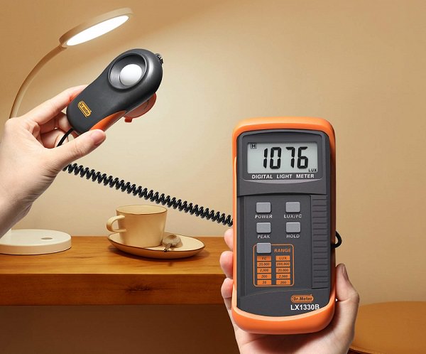 Cách sử dụng máy đo cường độ ánh sáng khá đơn giản