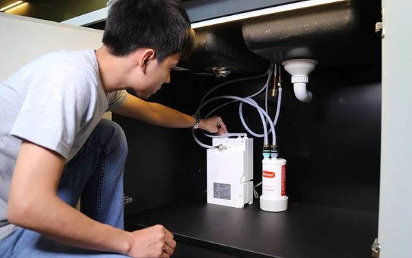 Bơm đóng vai trò then chốt, tạo áp lực đẩy nước qua màng lọc 