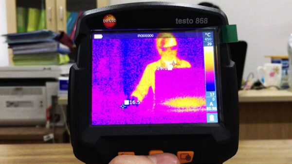 Camera cảm biến nhiệt là một thiết bị sử dụng công nghệ cảm biến hồng ngoại để đo nhiệt độ từ xa.