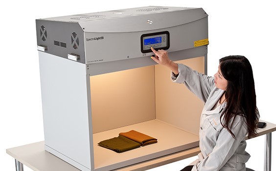 việc kiểm tra và đánh giá chính xác màu sắc của sản phẩm là yếu tố quan trọng