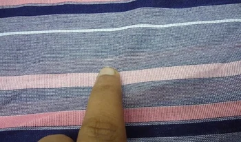 các vệt ngang sáng tối lặp lại trên vải