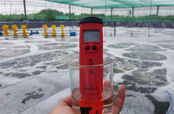 Bút đo pH hoạt động trên nguyên lý điện hóa