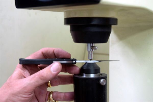 Rockwell có thể đo vật liệu siêu cứng không?